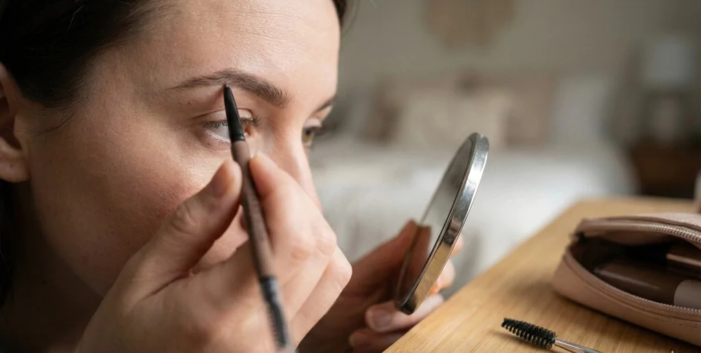 Jak wypełniać luki i ubytki w brwiach kredką, by efekt był naturalny?