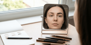 Efekty i zastosowania kredki do brwi – od naturalnych po wyraziste brwi