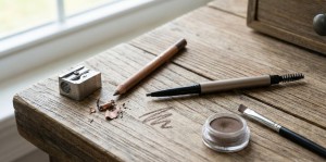 Tradycyjna czy automatyczna kredka do brwi