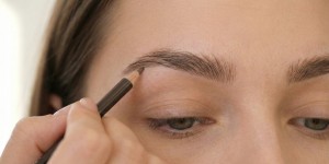 Rysowanie pojedynczych włosków kredką do brwi – efekt jak po microbladingu