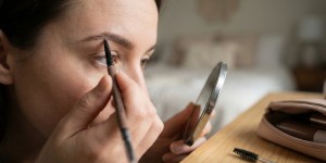 Jak wypełniać luki i ubytki w brwiach kredką, by efekt był naturalny?