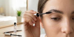 Jak utrwalić makijaż brwi wykonany kredką? Żele, szczoteczki i tusze bezbarwne